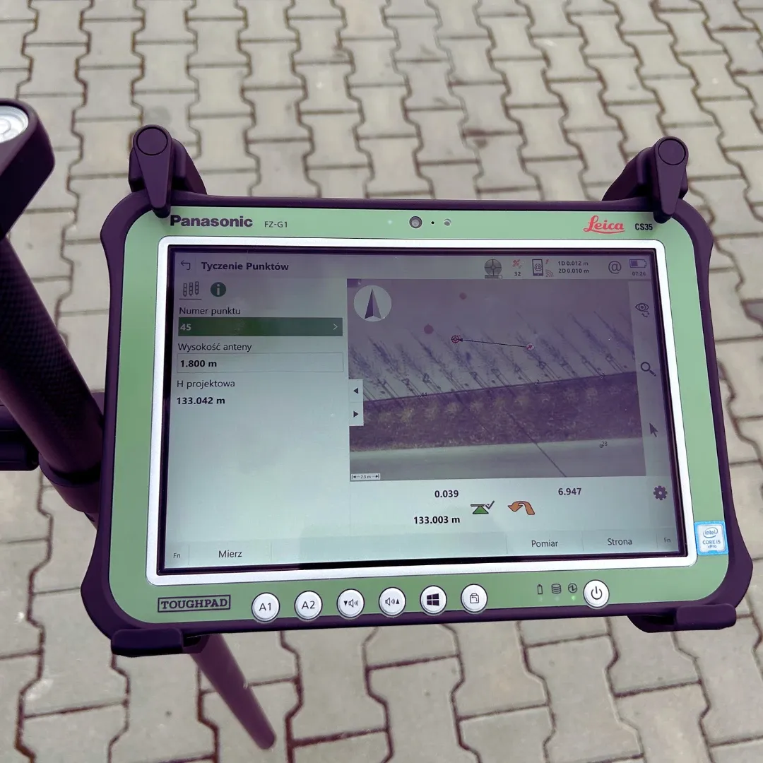 Kontroler Leica z pomiarem GNSS w terenie