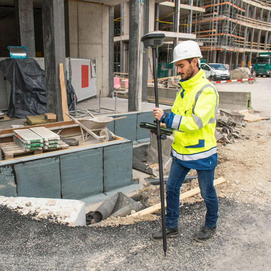 Wynajem odbiornika GNSS Leica GS18 T – kompletny zestaw z kontrolerem i dostępem do sieci HGN SmartNet