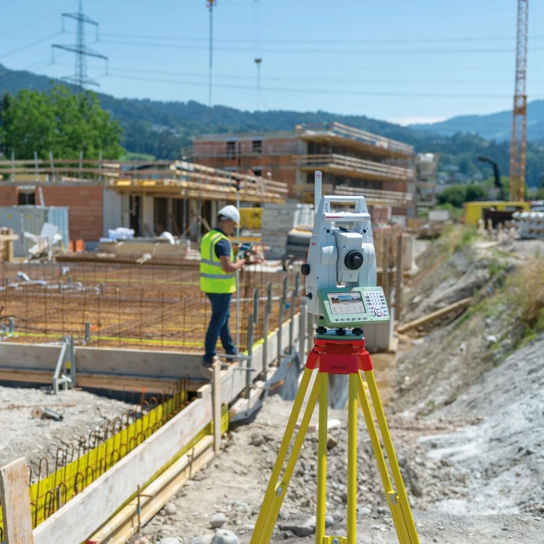 Wynajem tachimetru Leica TS16 1″ – kompletny zestaw zrobotyzowany, jednoosobowy z kontrolerem